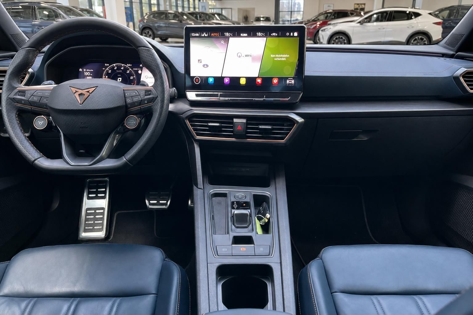Cupra Formentor Cockpit mit Lenkrad und Infotainment-Display