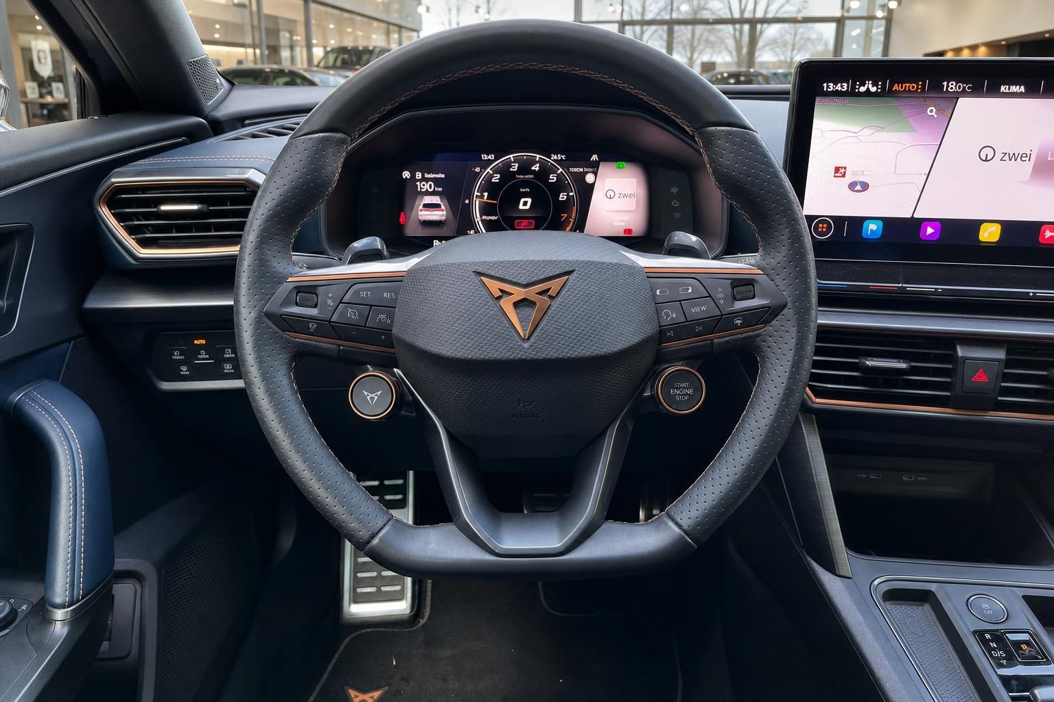 Cupra Lenkrad mit Cockpit und Navigationsdisplay im Innenraum