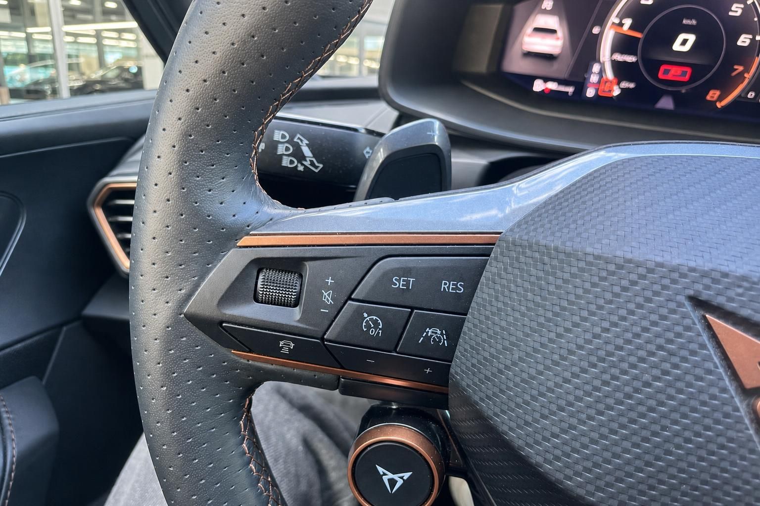 Lenkradbedienung mit Tempomat-Tasten im Cupra Fahrzeug