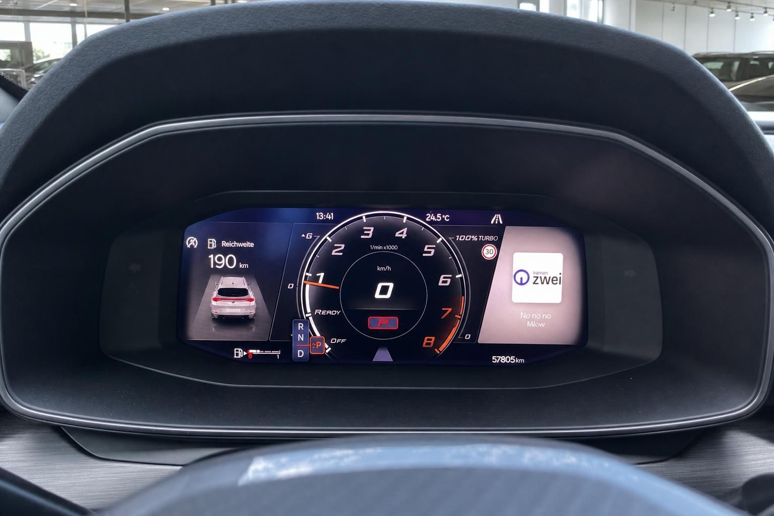 Digitales Cockpit mit Tacho und Reichweitenanzeige im Cupra