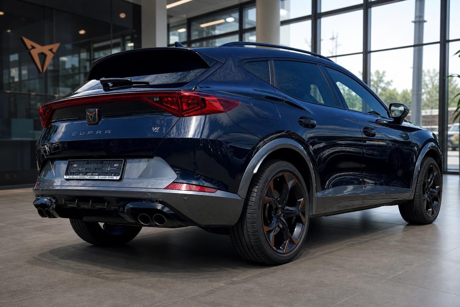 Cupra Formentor VZ dunkelblau Heckansicht mit Sportauspuff