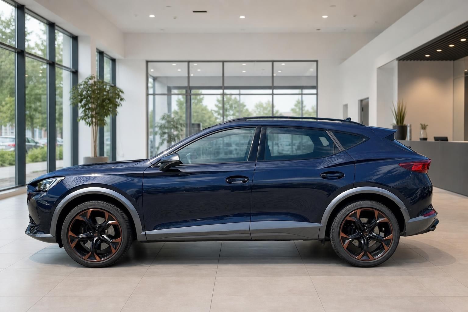 Cupra Formentor dunkelblau Seitenprofil im Autohaus Showroom