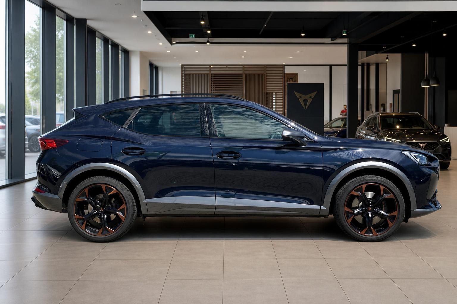 Cupra Formentor dunkelblau Seitenansicht im Showroom