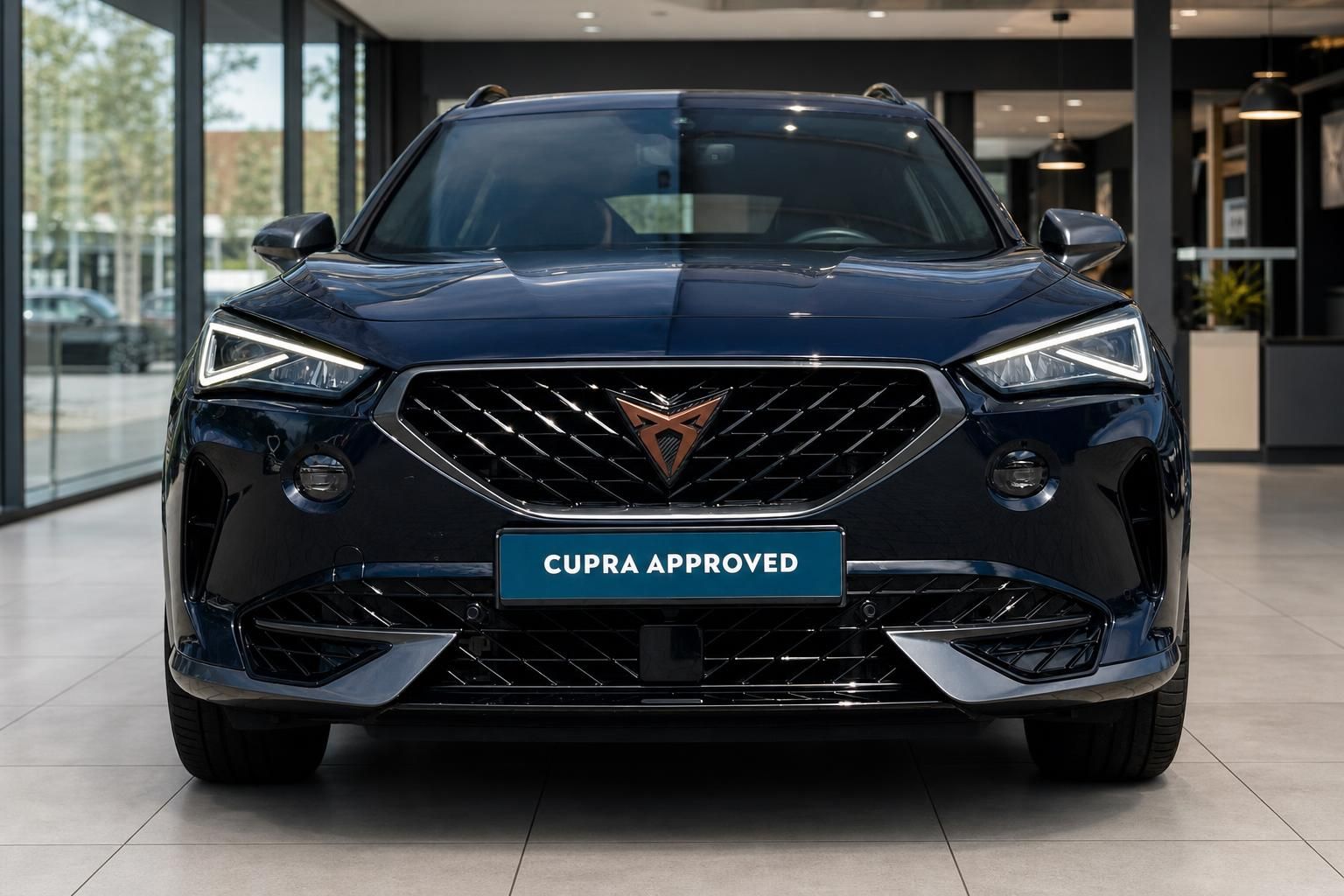 Cupra Formentor dunkelblau Frontansicht mit Kühlergrill im Detail