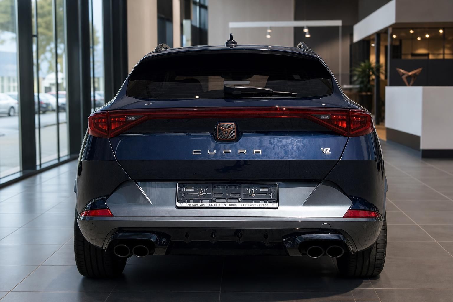 Cupra Formentor in Blau, Heckansicht im Autohaus