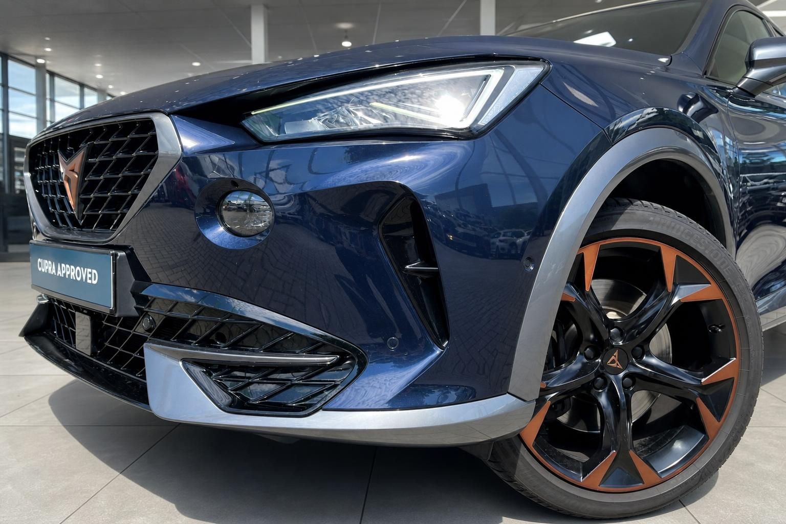 Cupra Formentor Frontdetail mit Felge und Scheinwerfer
