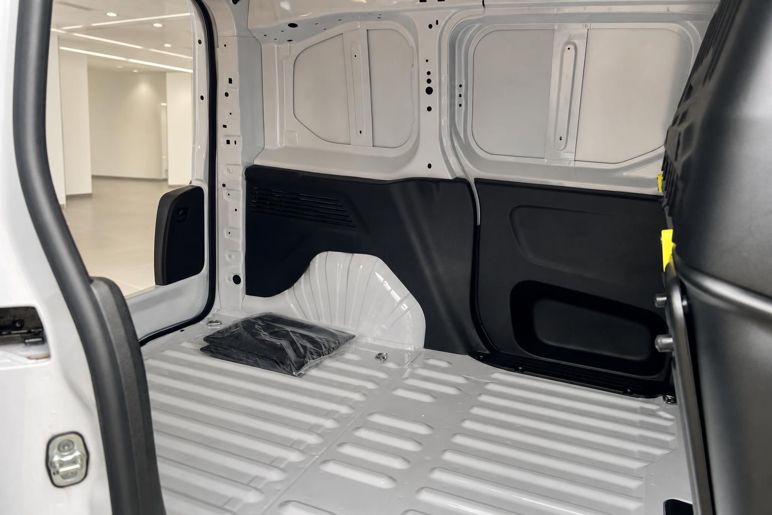 Leerer Laderaum eines weißen Transporters mit Verkleidung