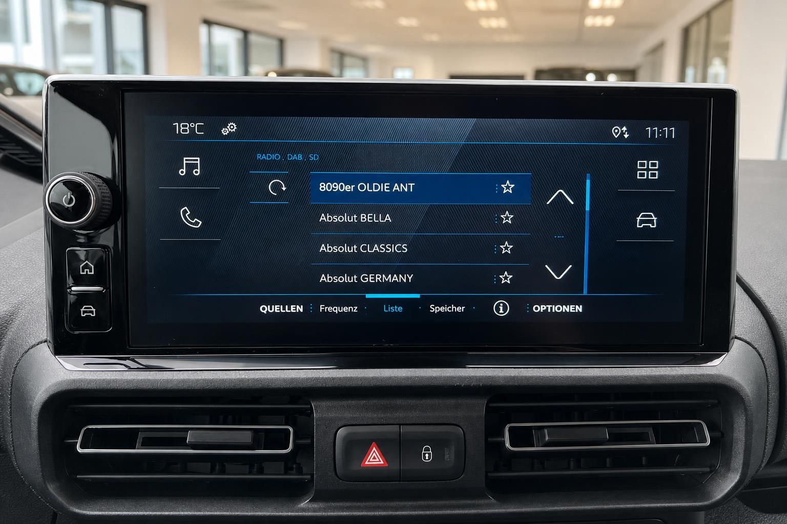 Touchscreen Infotainment System mit Radiosendern im Fahrzeug