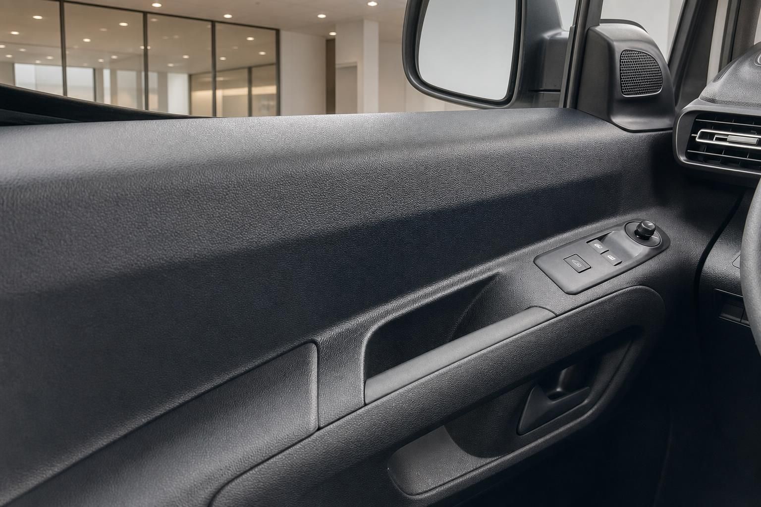 Detailansicht Türverkleidung mit Fensterheber im Fahrzeug
