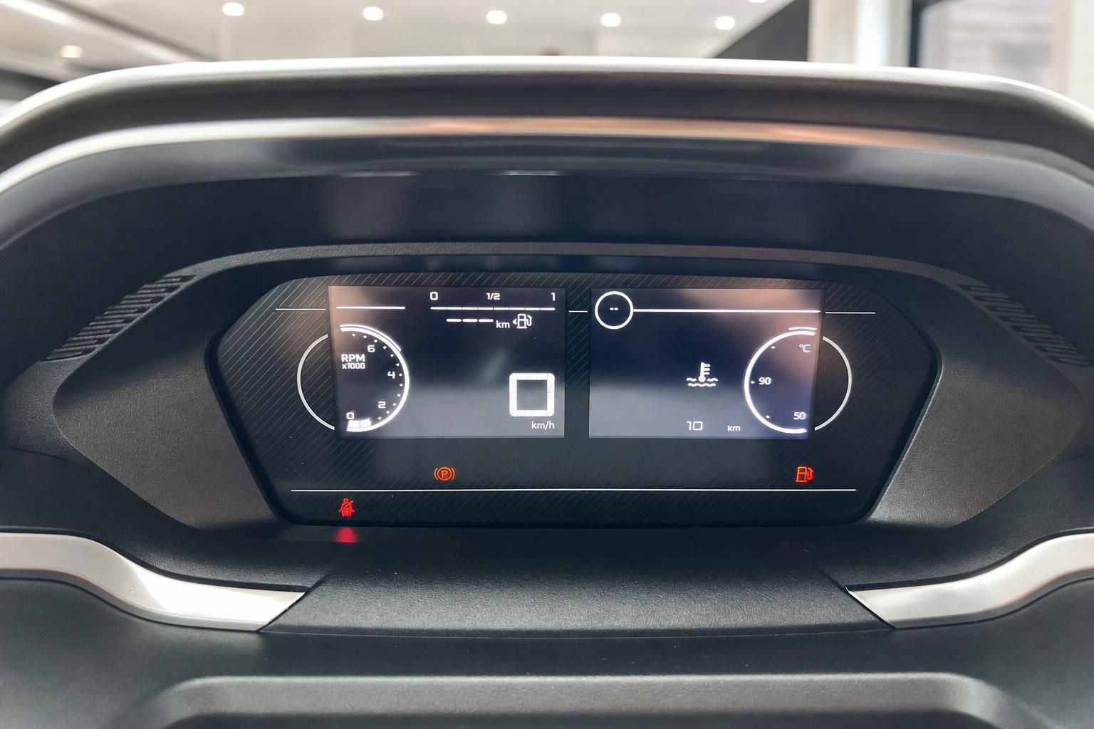 Digitales Kombiinstrument mit Drehzahlmesser und Tankanzeige im Fahrzeug