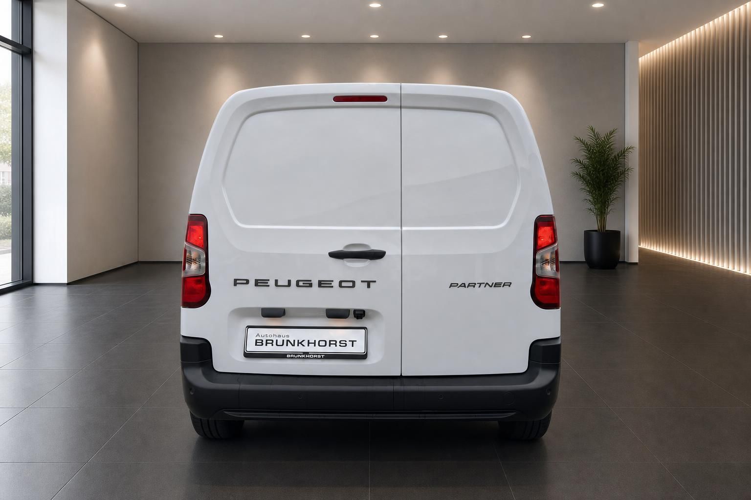 Peugeot Partner Kastenwagen weiß, Heckansicht mit Rückleuchten