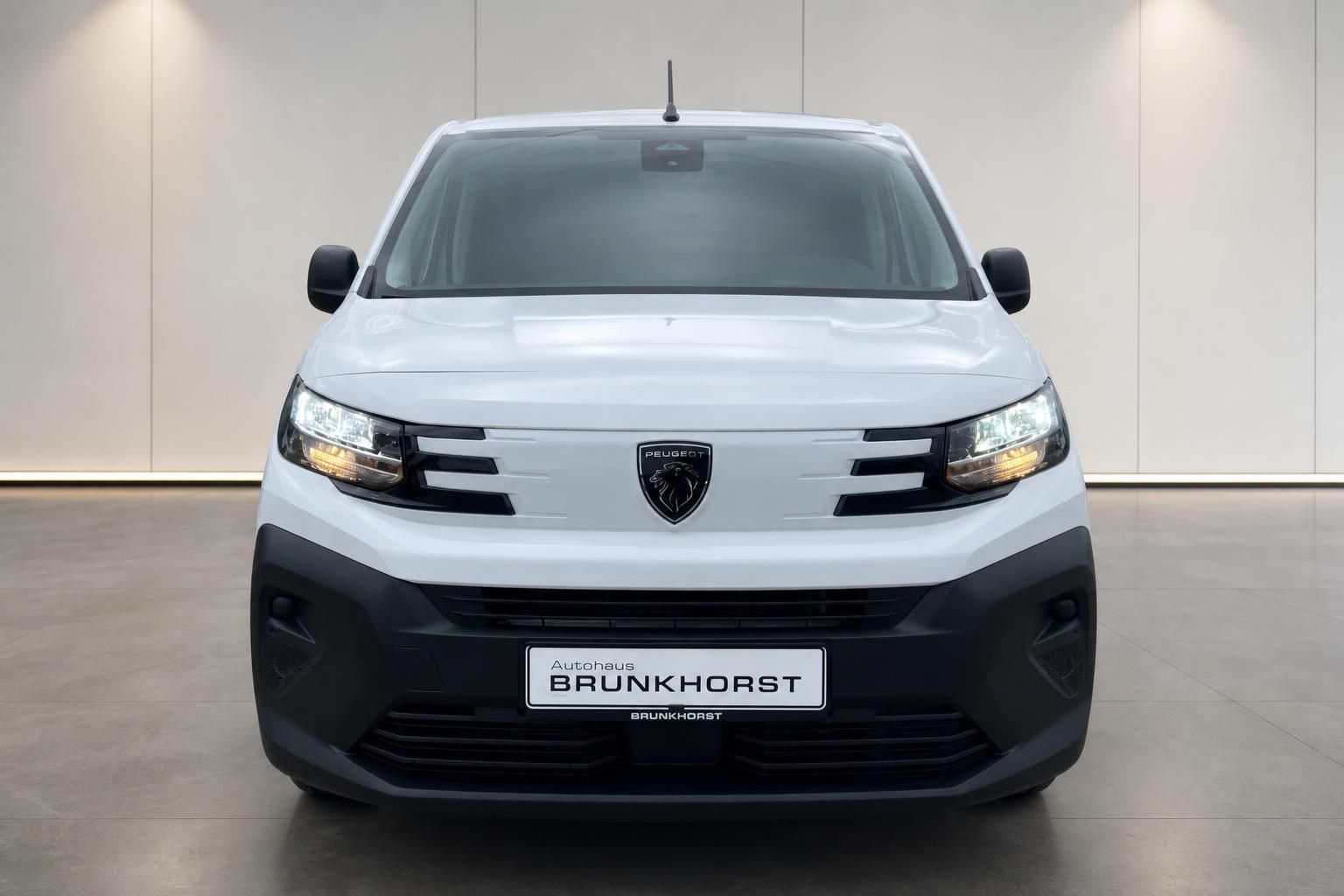 Peugeot Partner Kastenwagen weiß, Frontansicht mit LED-Scheinwerfern