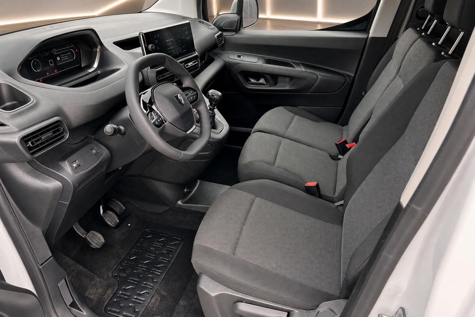 Peugeot Partner Innenraum mit Vordersitzen und Cockpit