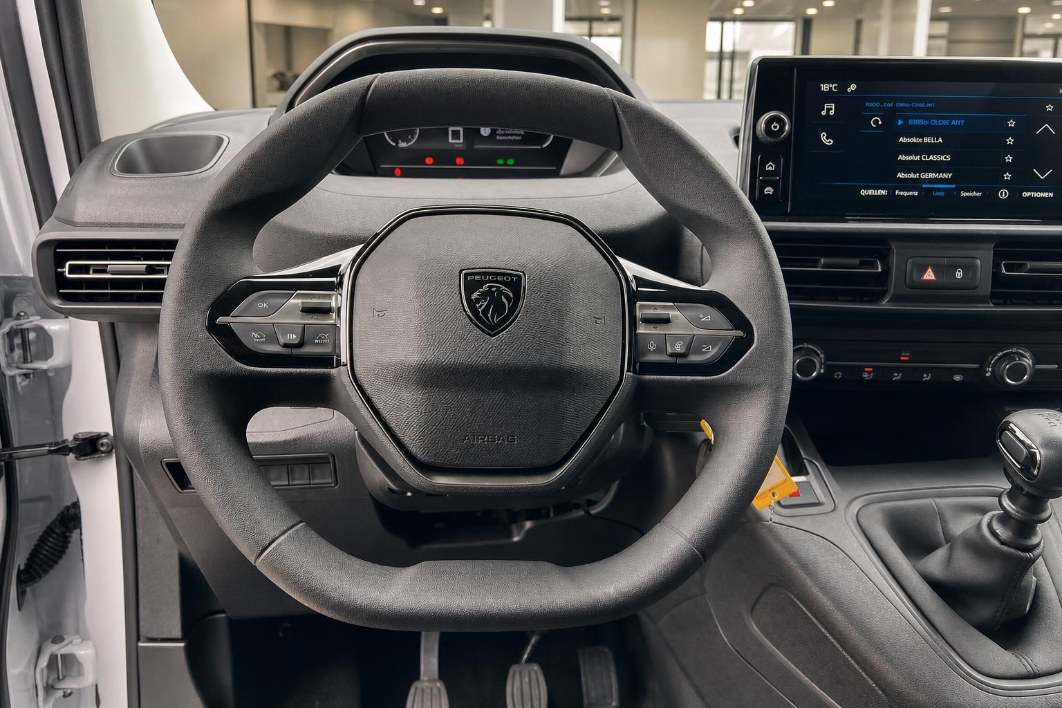 Peugeot Partner Lenkrad mit Multifunktionstasten und Infotainment