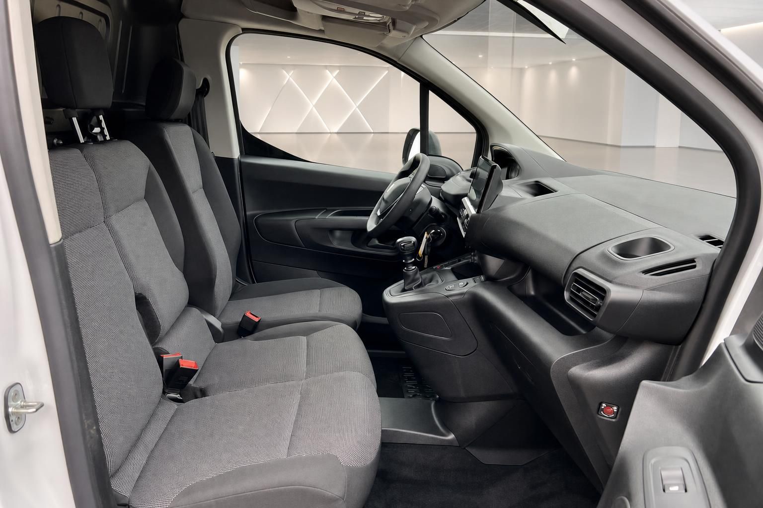 Innenraum eines Transporters mit Vordersitzen und Cockpit