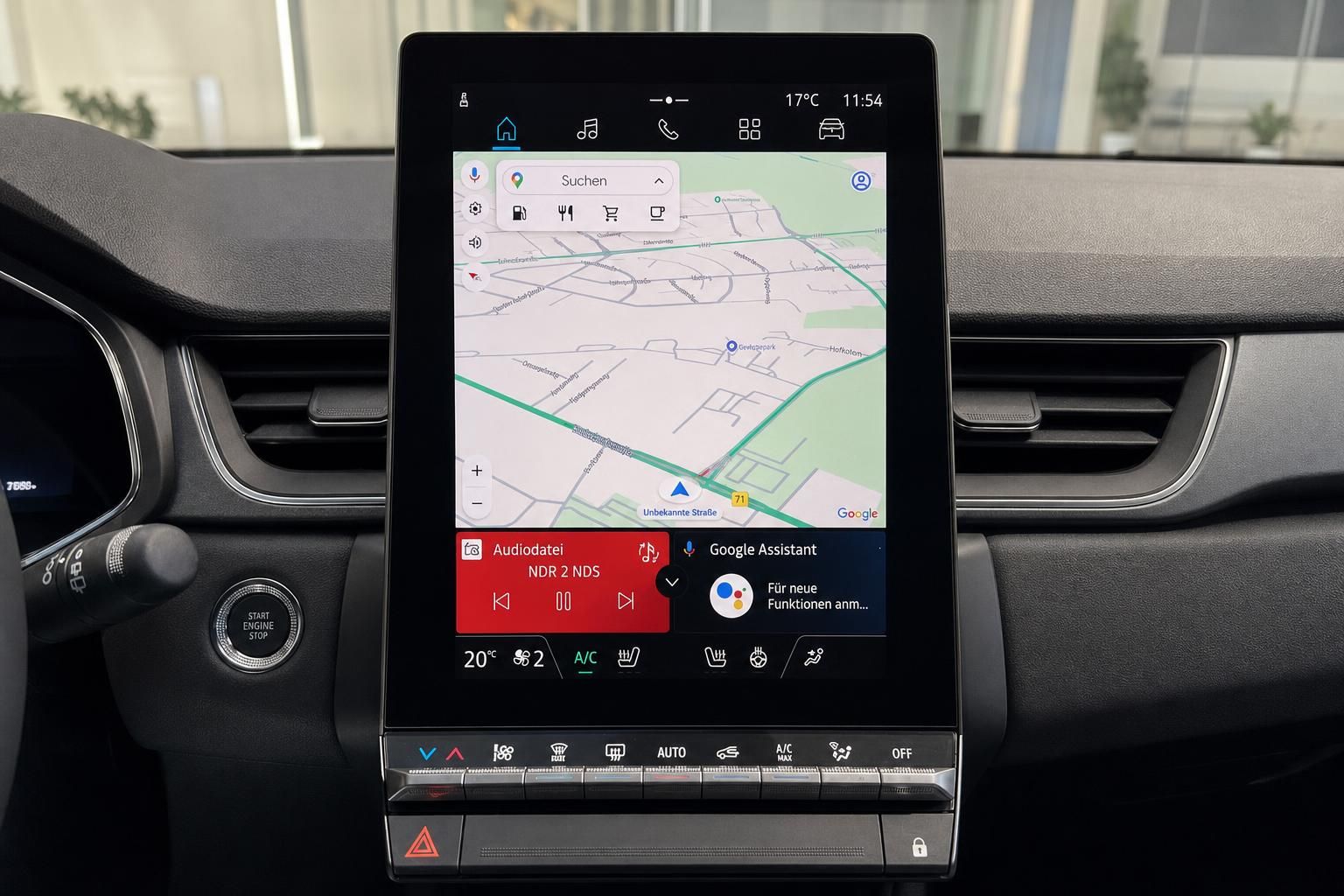 Renault Infotainment-System mit Navigationskarte und Google Assistant auf Touchscreen-Display