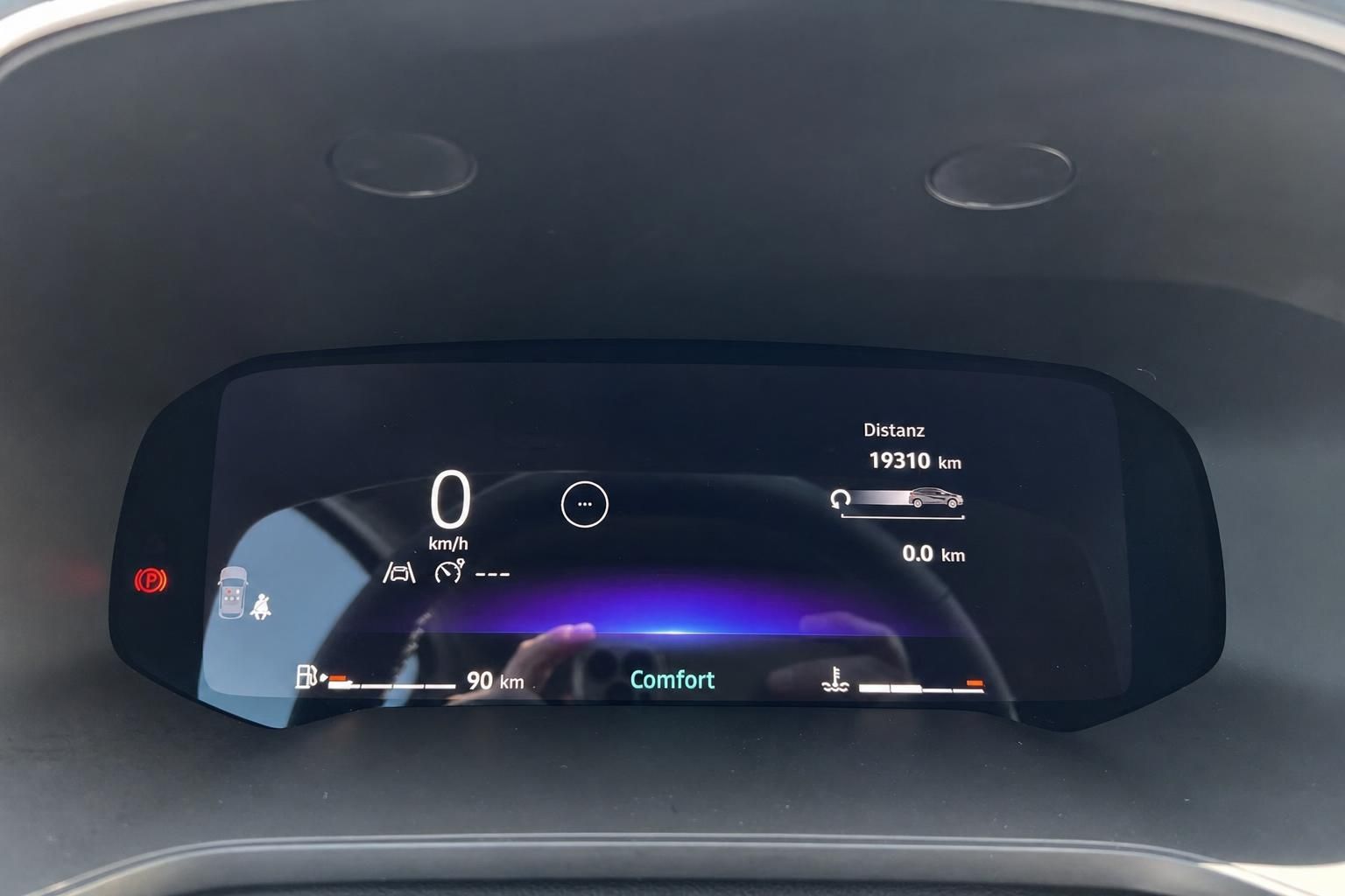 Digitales Kombiinstrument mit Tacho und Fahrzeuginformationen - Innenraum Detailaufnahme