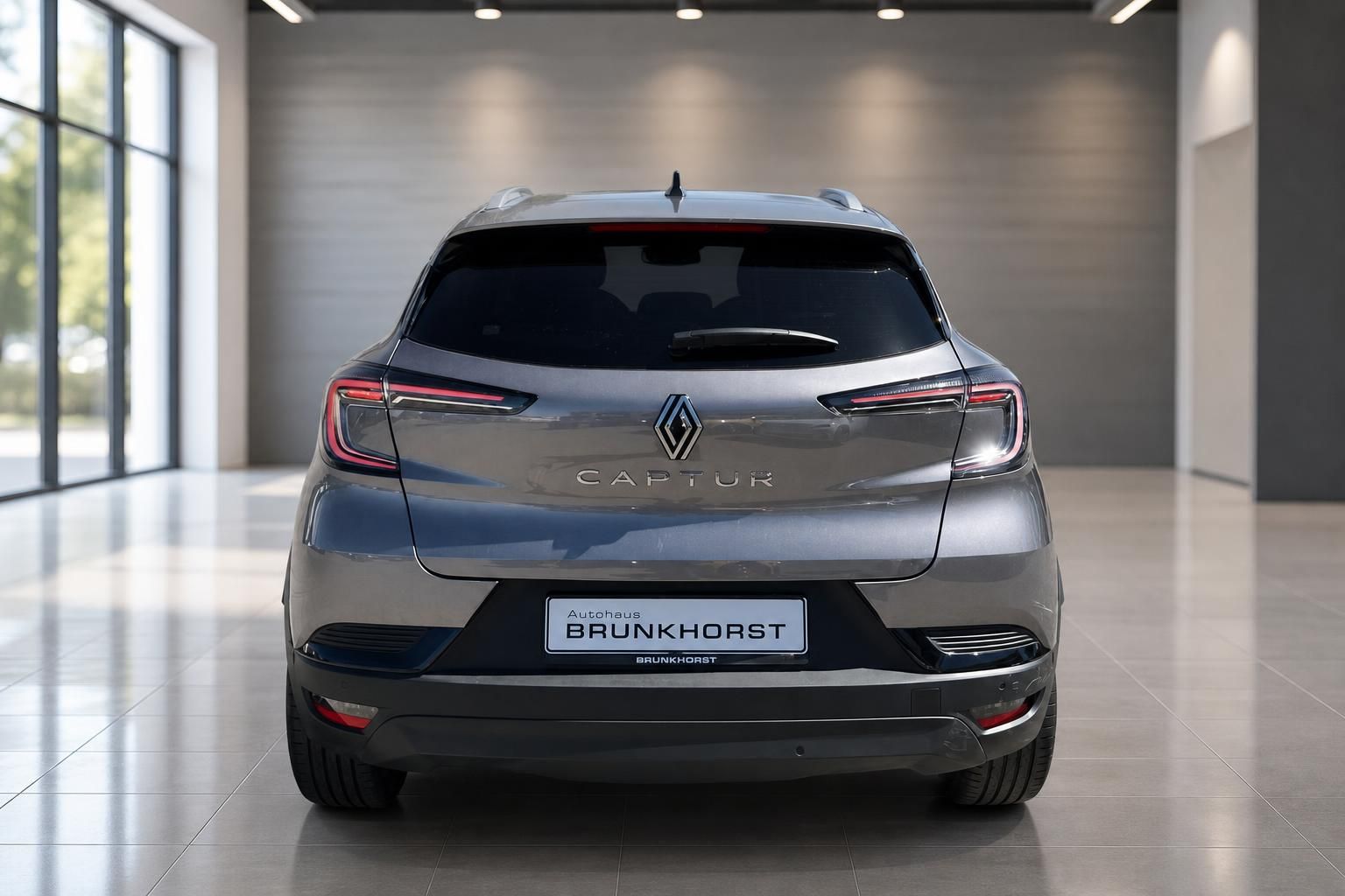 Renault Captur Heckansicht in grau mit LED-Rückleuchten im Autohaus Brunkhorst Showroom