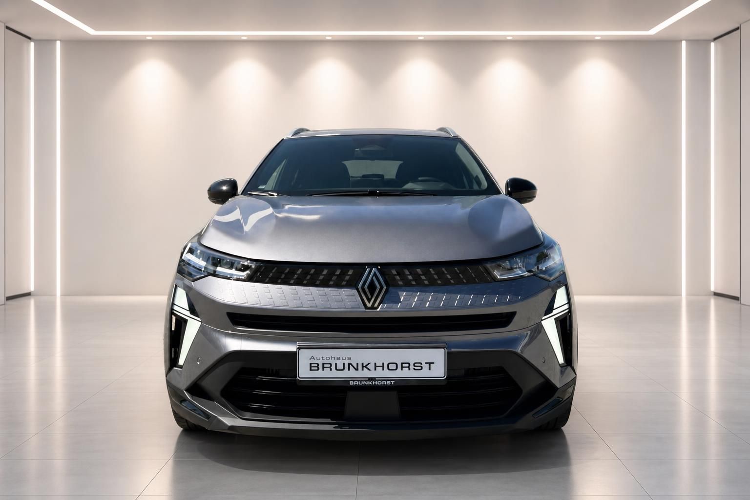 Renault Captur Frontansicht in grau mit markanter LED-Lichtleiste im modernen Showroom