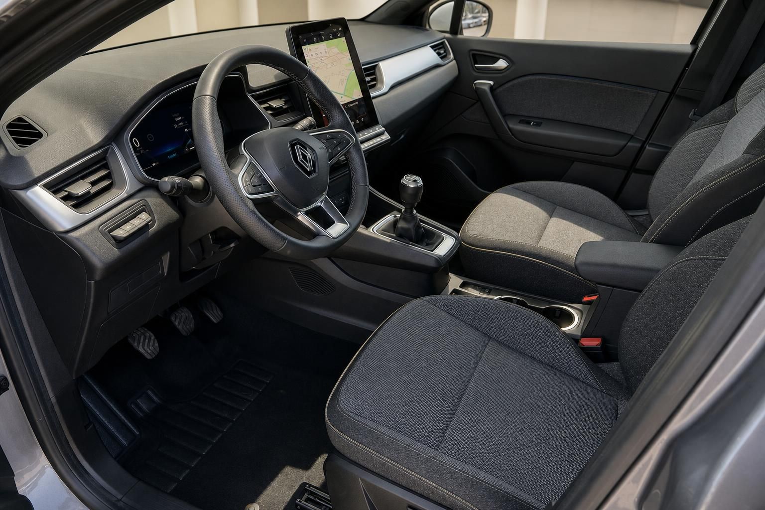 Renault Captur Innenraum mit schwarzen Sitzen, Schaltgetriebe und modernem Dashboard