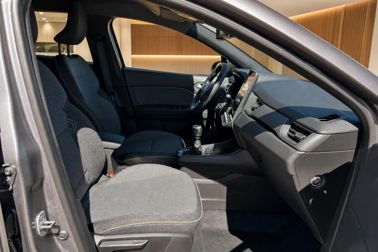 Renault Innenansicht Fahrer- und Beifahrersitz mit grauem Stoffbezug und modernem Dashboard