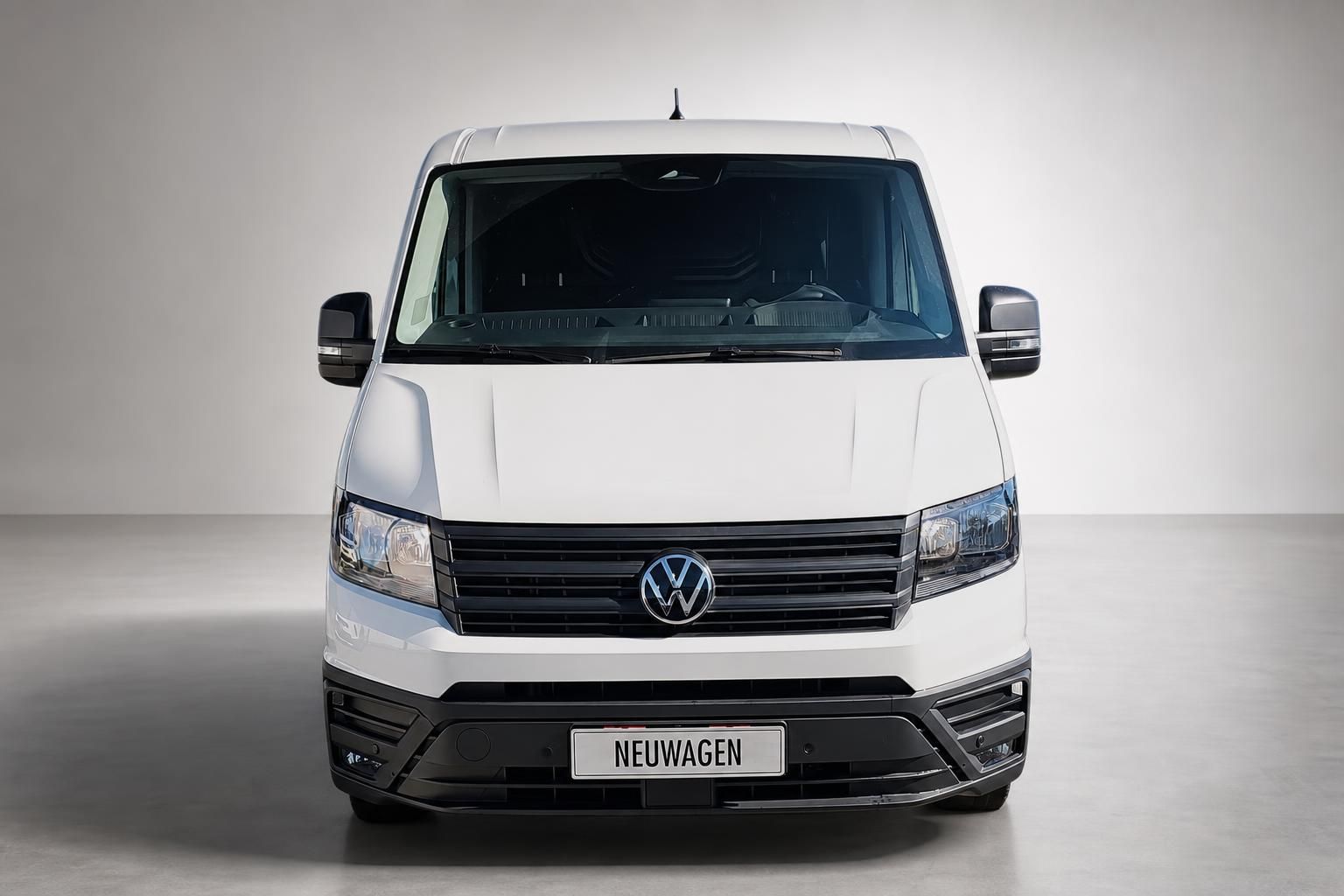 VW Crafter weiß Frontansicht mit VW Logo im Studio