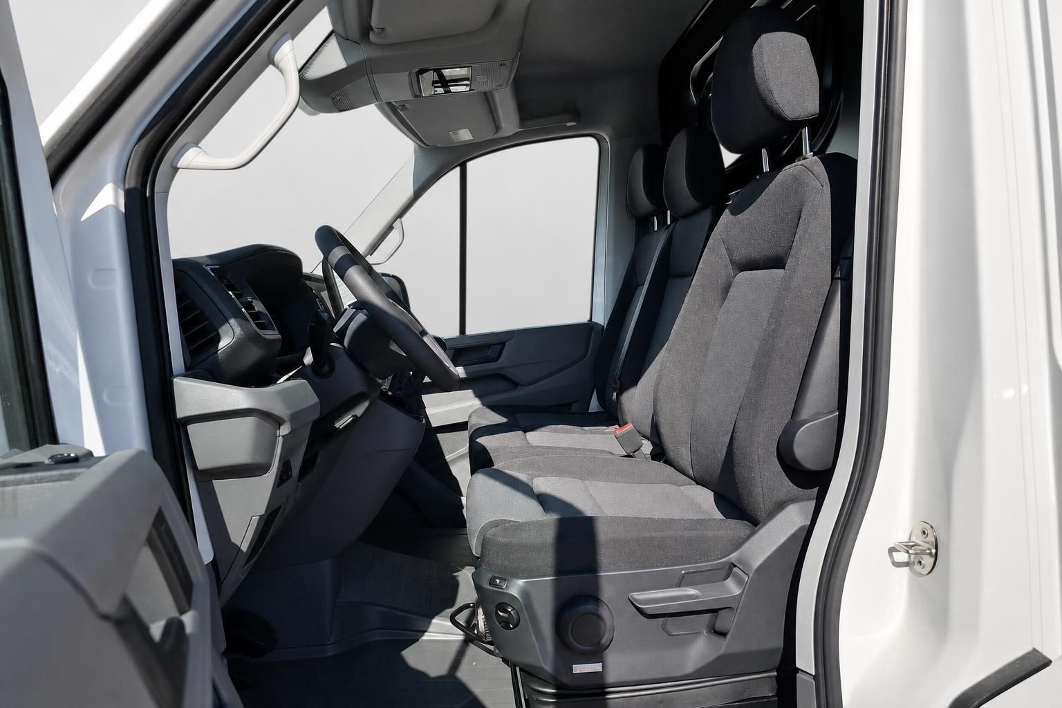 Innenraum VW Crafter mit Blick auf Fahrersitz und Cockpit