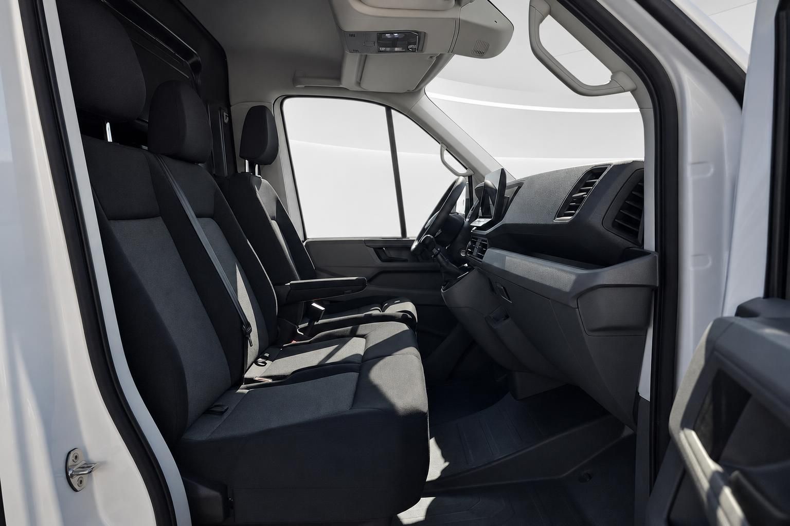 Blick in den Innenraum des VW Crafter mit Sitzbank und Armaturenbrett