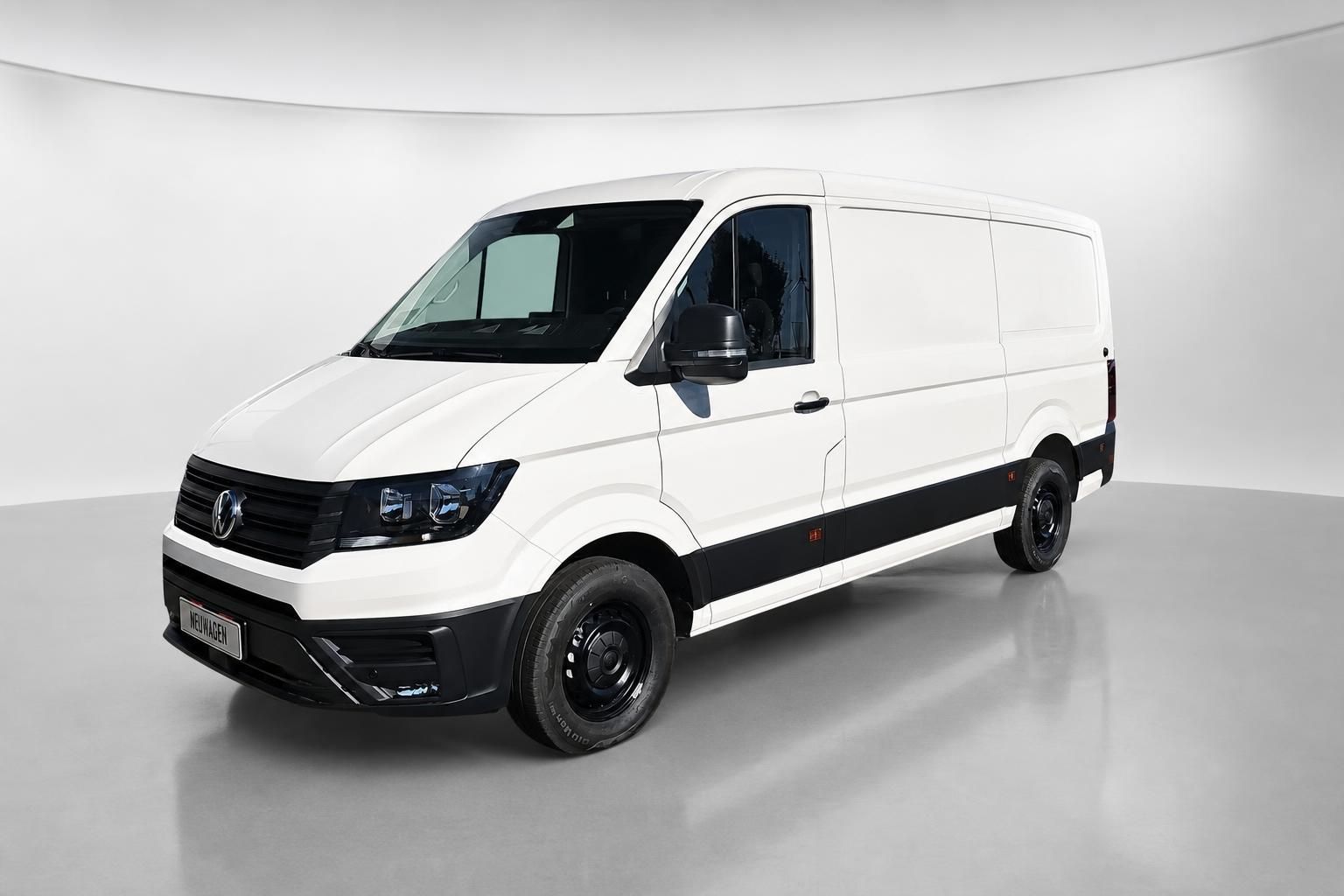 VW Crafter Kastenwagen weiß Frontansicht schräg im Studio