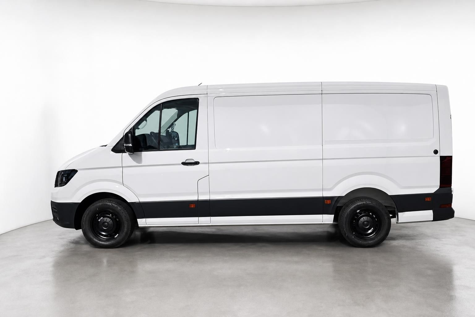 VW Crafter Kastenwagen weiß Seitenansicht komplett im Studio