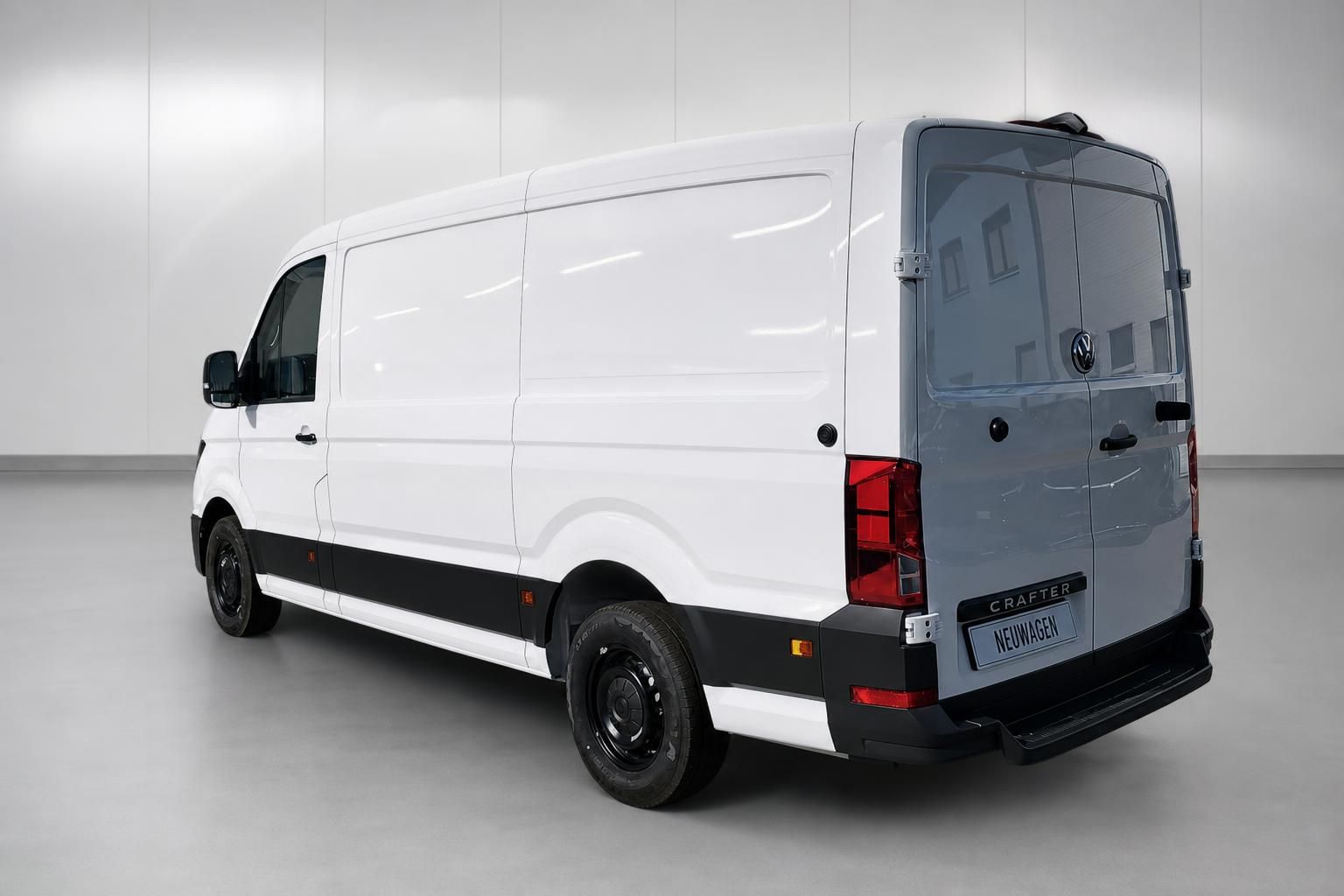VW Crafter Kastenwagen weiß Heckansicht schräg im Studio