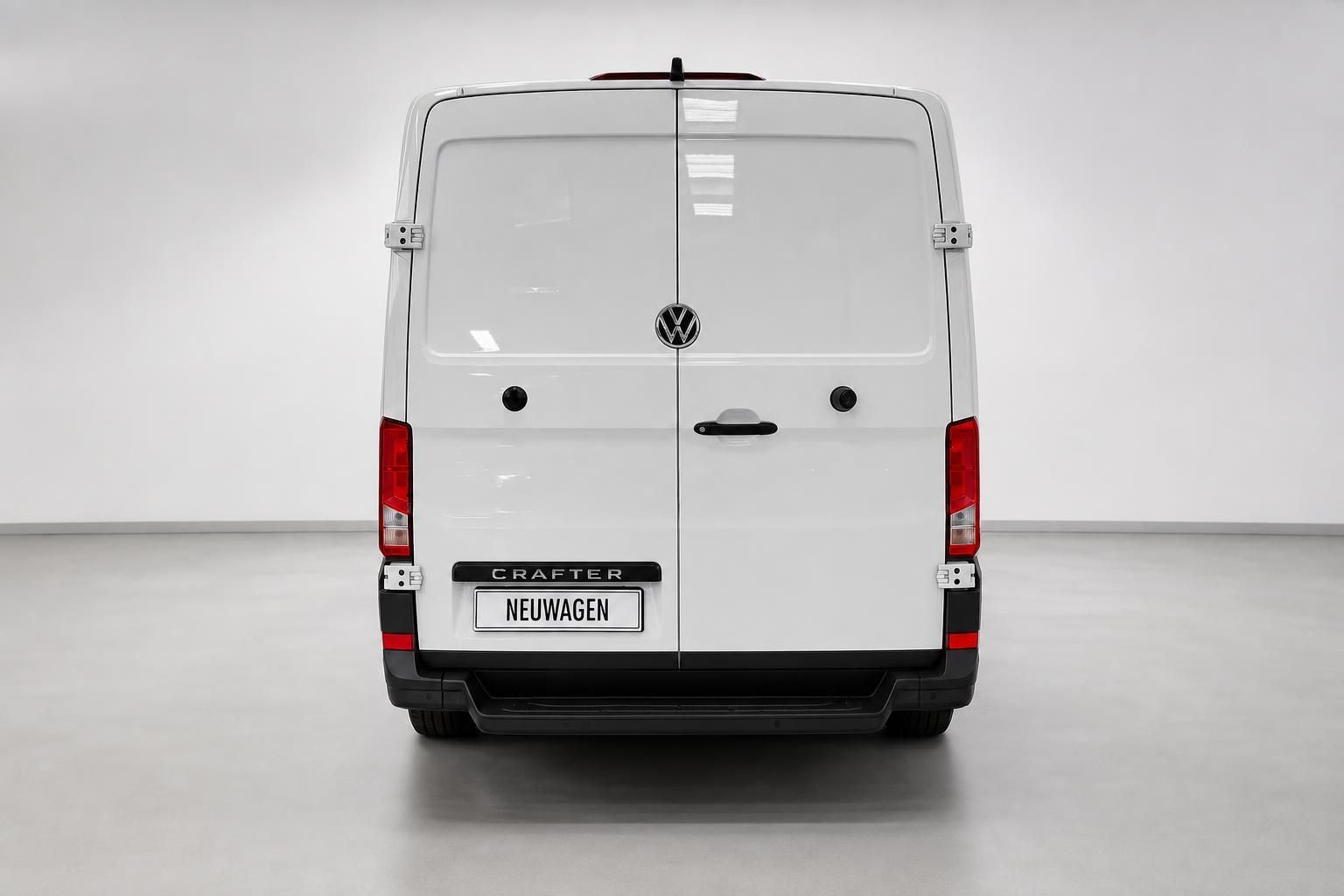 VW Crafter weiß Heckansicht mit geschlossenen Türen im Studio