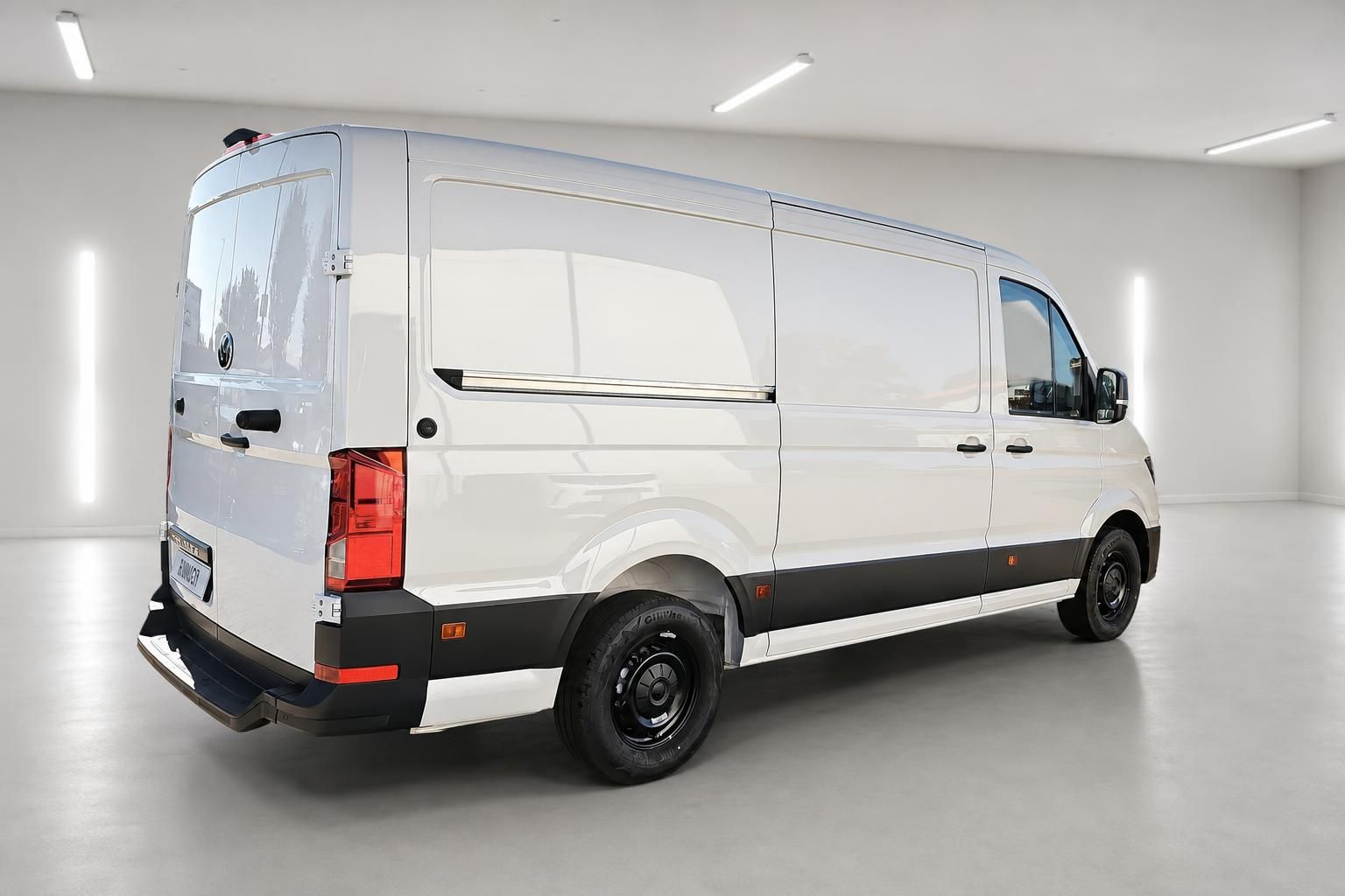 VW Crafter weiß Kastenwagen Heckansicht schräg im Showroom