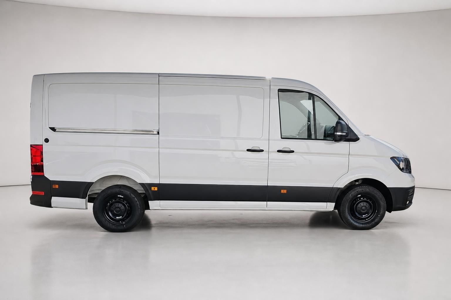VW Crafter weiß Kastenwagen Seitenansicht im Studio