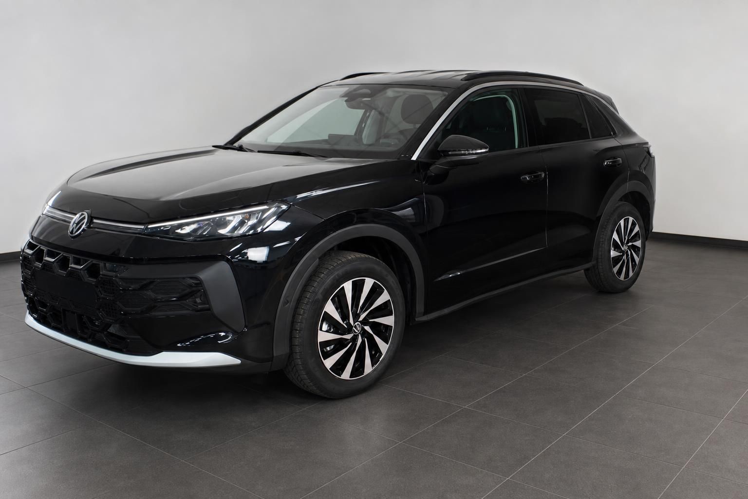 Schwarzer VW SUV Frontansicht in modernem Ausstellungsraum