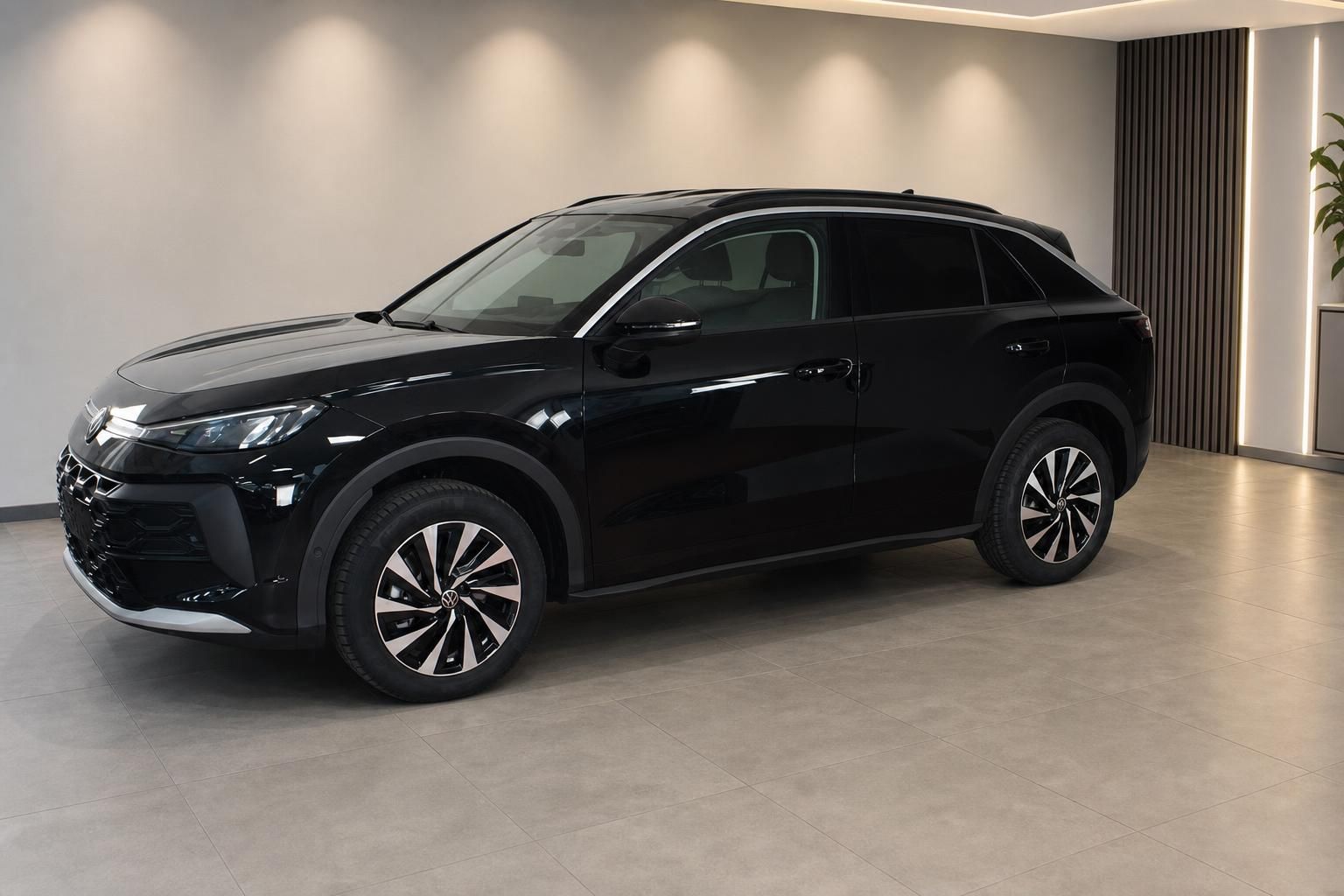 Schwarzer VW SUV Seitenansicht in edlem Autohaus Ambiente
