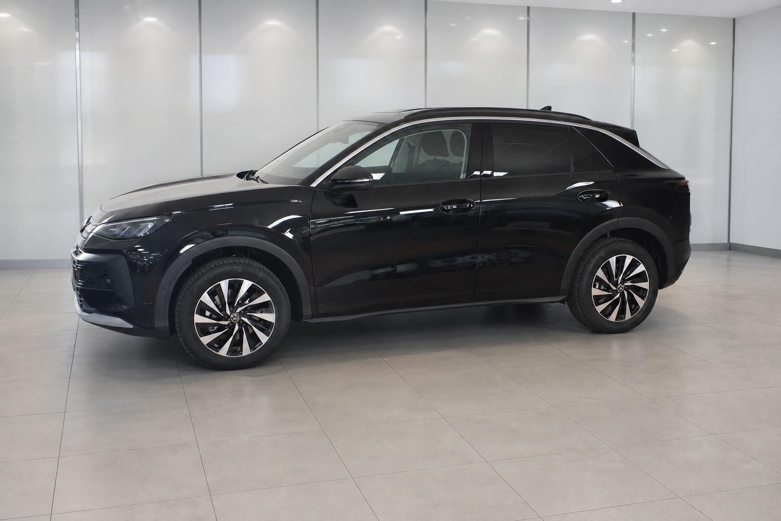 VW SUV schwarz Seitenansicht im Autohaus Showroom
