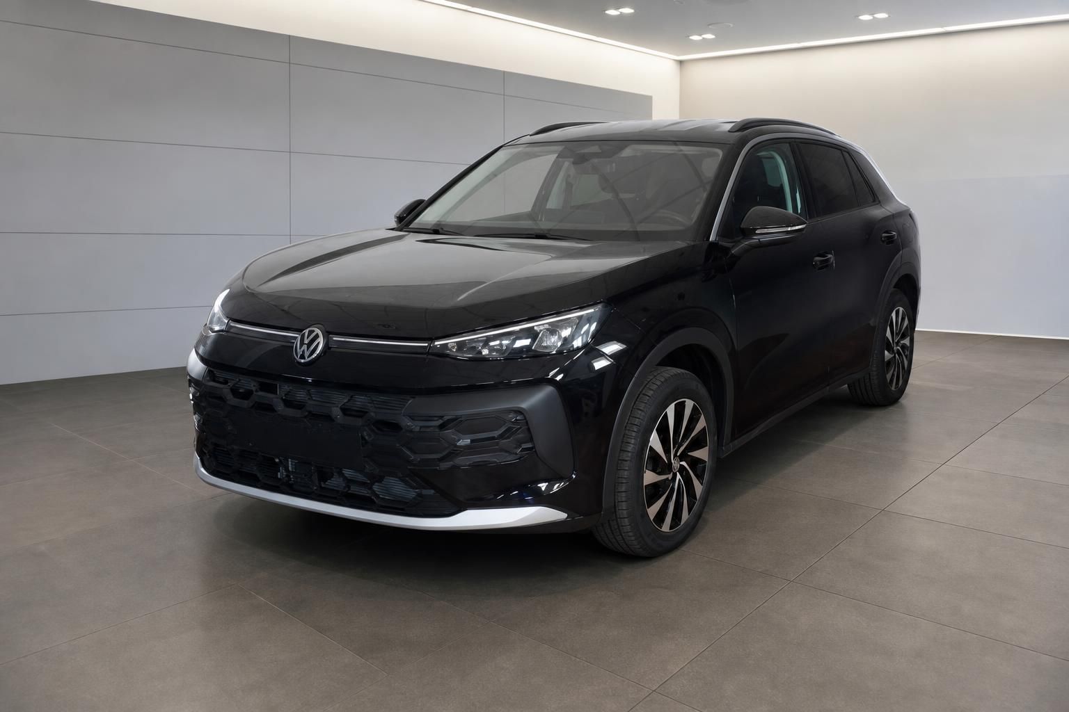 VW T-Roc schwarz Frontansicht im Autohaus Showroom