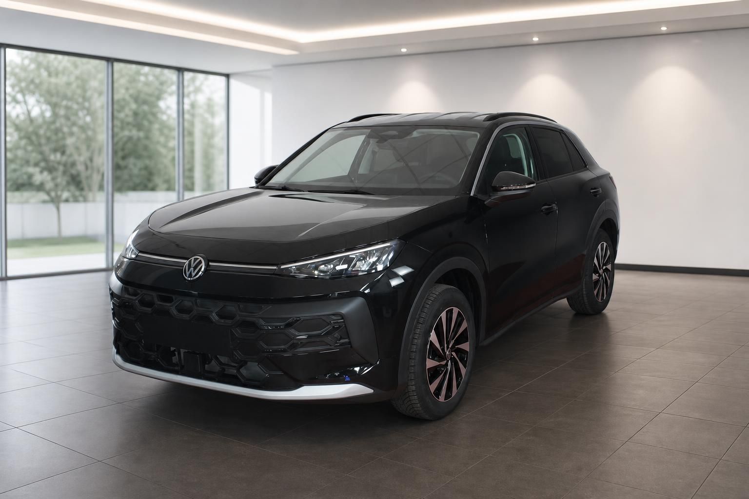 VW T-Roc schwarz Seitenansicht vorne im hellen Showroom