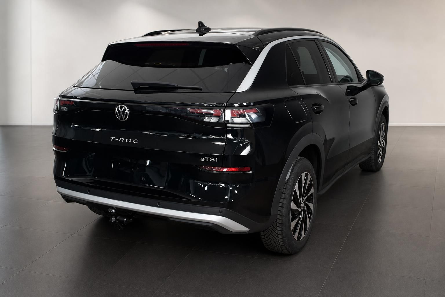 VW T-Roc eTSI schwarz Heckansicht mit Anhaengerkupplung