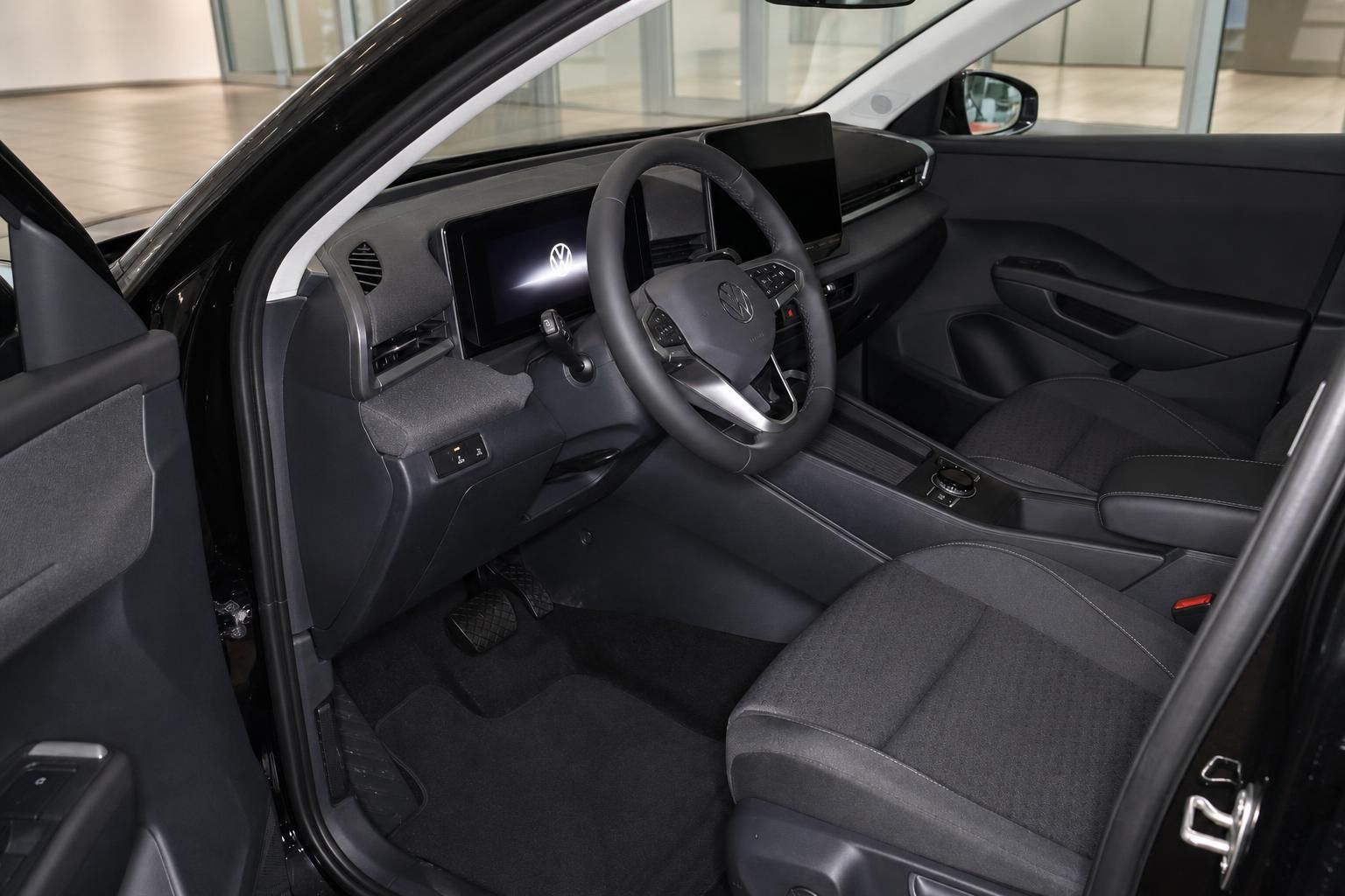 VW T-Roc Innenraum Cockpit mit Lenkrad und Sitzen