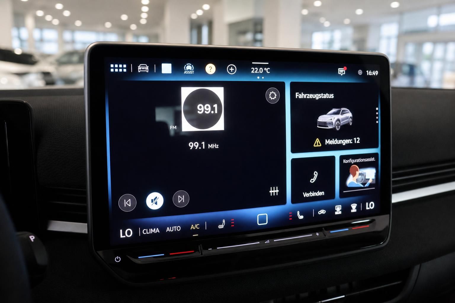 VW Infotainment-Display mit Fahrzeugstatus im Cockpit