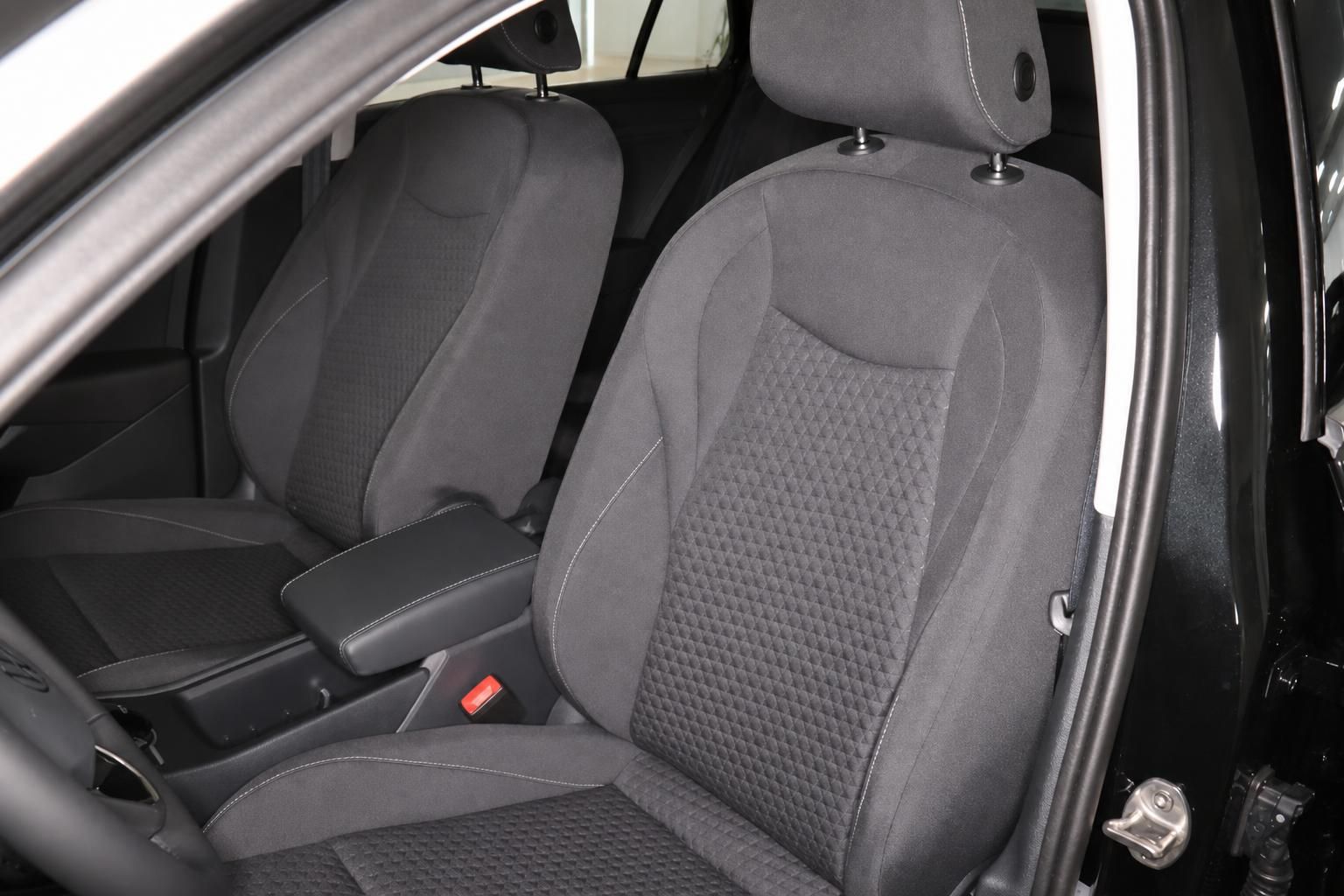 Vordersitze mit Stoffbezug und Armlehne im VW