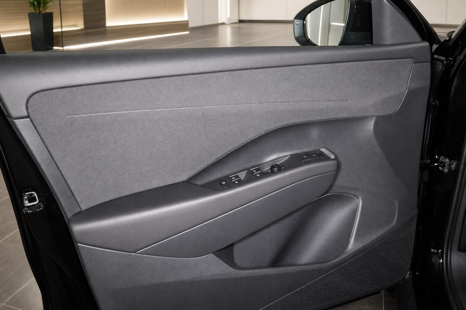 Türverkleidung mit Fensterheber-Bedienelementen im VW