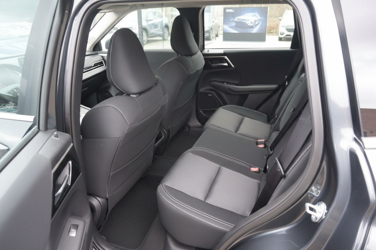 Schwarzes SUV Innenraum Rücksitzbank mit dunklem Leder und Stoffsitzen