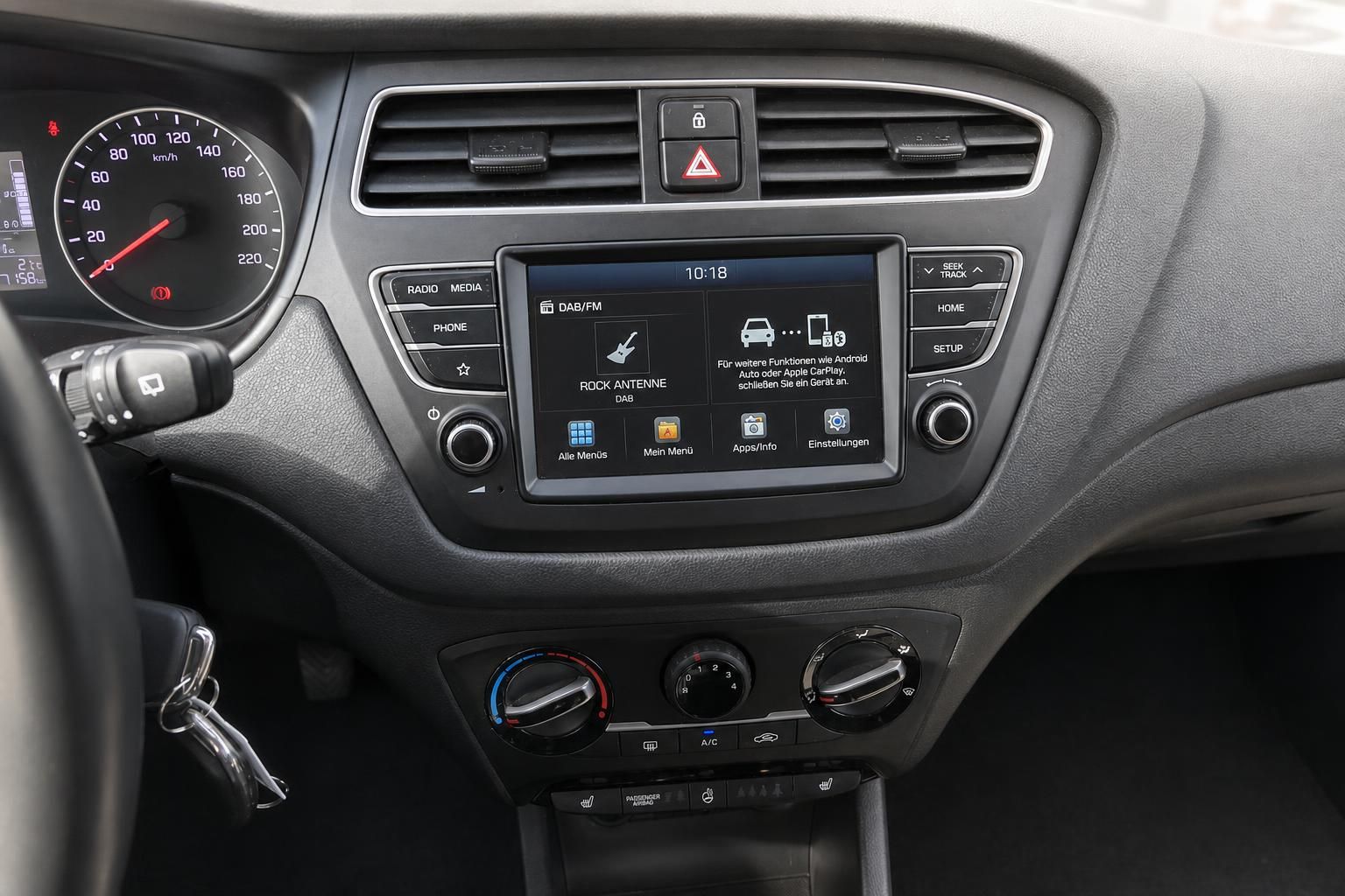 Hyundai Mittelkonsole mit Touchscreen und Klimabedienung im Cockpit