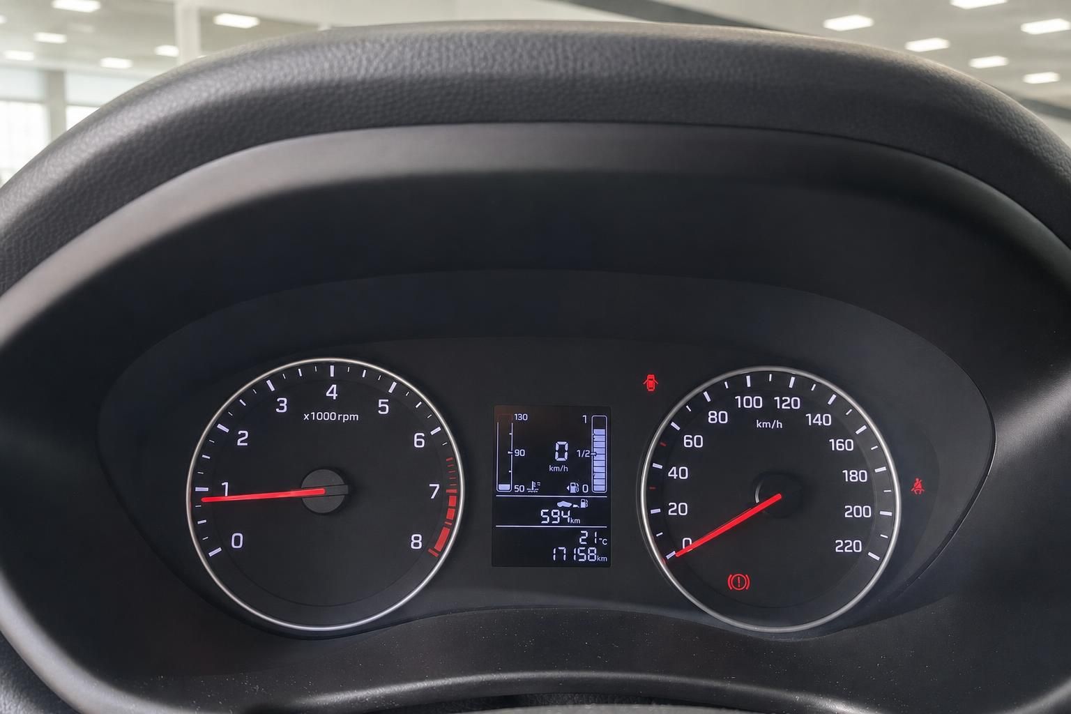 Tachometer und Kombiinstrument mit Kilometerstand im Fahrzeug