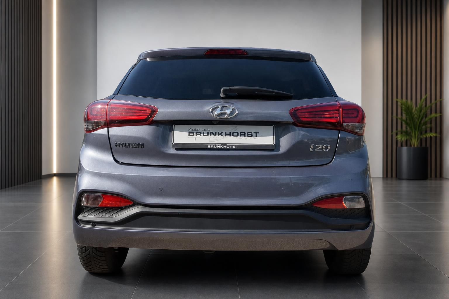 Hyundai i20 Heckansicht grau mit Rückleuchten und Kennzeichenhalter