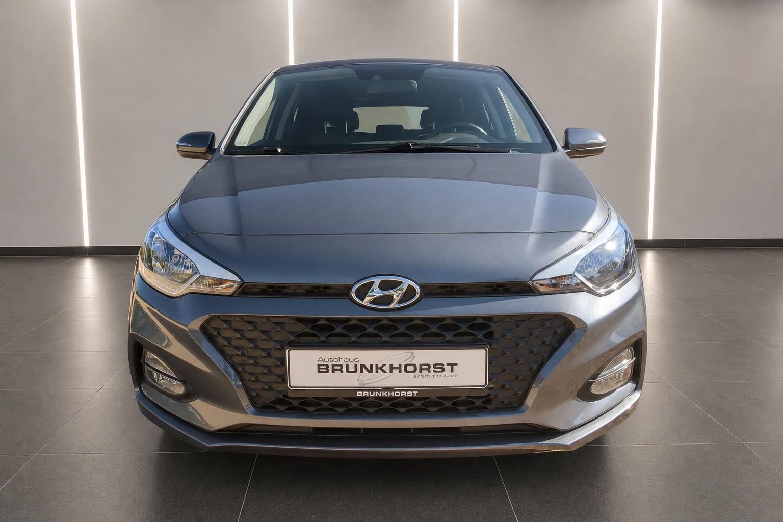 Hyundai i20 Frontansicht grau mit Kühlergrill und Kennzeichenhalter