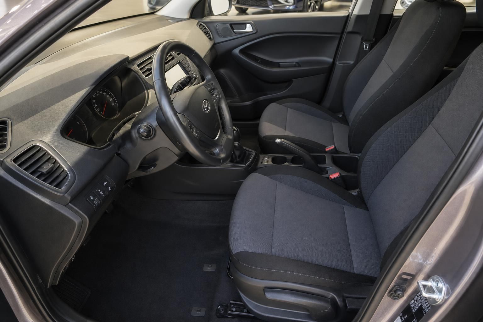Hyundai Innenraum Vordersitze und Cockpit mit Lederlenkrad